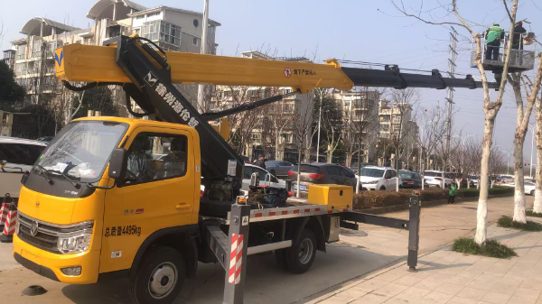 18米登高車載人休路燈施工現場